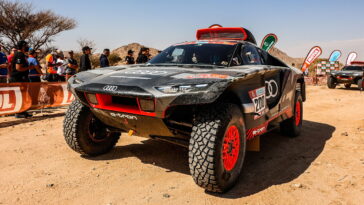 La voiture de rallye Audi oubliée se présente dans un dépotoir tchèque illégal