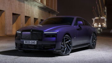 Le badge noir Rolls-Royce Specter est un EV Performance, style Rolls Le badge noir Rolls-Royce Specter est un EV Performance, style Rolls