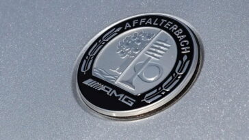 Pourquoi l'insigne AMG a-t-il un arbre dessus? Pourquoi l'insigne AMG a-t-il un arbre dessus?