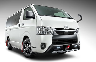 Même la Toyota Hiace a maintenant des pièces de course Gazoo Toyota Hiace avec des pièces GR de la version I - avant