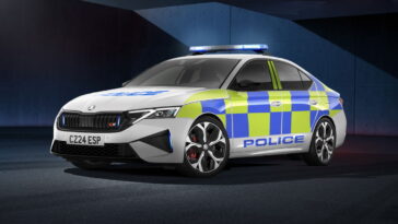 Il y a une nouvelle voiture de police de Skoda Octavia VRS