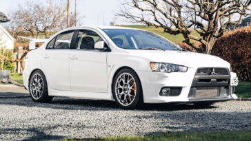 Un Mitsubishi Lancer Evo X FQ-440, MR est à vendre.