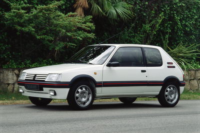 Les experts disent que ce sont les voitures classiques les plus populaires de l'année dernière Peugeot 205 GTI