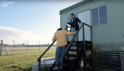 Regardez James May et Richard Hammond revisiter le bureau de Top Gear James May et Richard Hammond visitent l'ancien bureau de production Top Gear