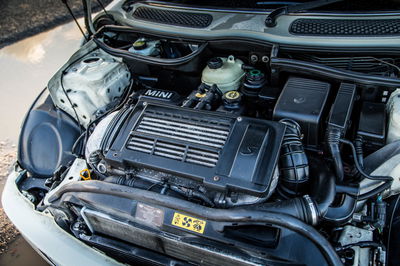 Le R53 Mini Cooper S a un compresseur de type Eaton Roots, alors oui, il gémit!