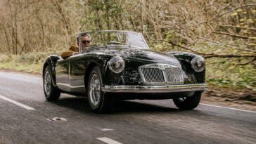 Ce MGA Restomod est une voiture de piste de 290 ch portant du tweed