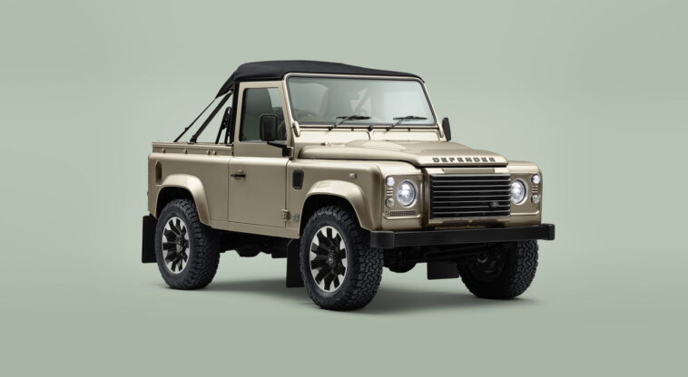 Le dernier défenseur classique de Land Rover V8 perd son toit Le dernier défenseur classique de Land Rover V8 perd son toit
