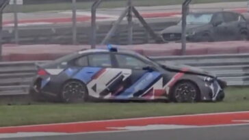 Regardez l'accident de voiture de sécurité BMW M5 MotoGP à Cota