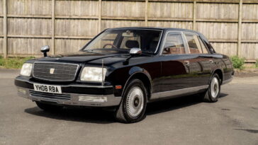 Il y a un autre Toyota Century pour les enchères au Royaume-Uni