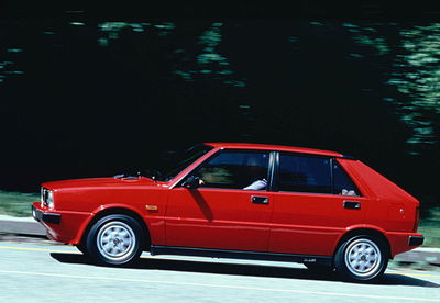Lancia Delta HF Turbo - côté