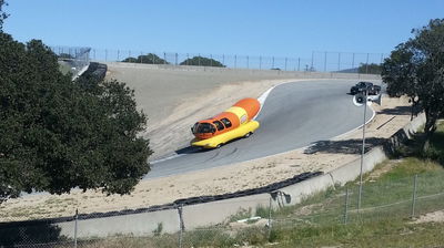 Un wienermobile illustré à Laguna Seca en 2015