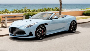 L'Aston Martin DB12 Volante Palm Beach Edition a du verre dans sa peinture