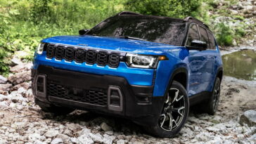 La Jeep Cherokee revient comme un hybride au look robuste La Jeep Cherokee revient comme un hybride à l'aspect costaud