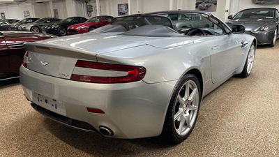 Souhaitez-vous prendre un coup de départ sur une Aston Martin Vantage Roadster à moins de 35 000 € Aston Martin Vantage Roadster, arrière