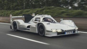 La Porsche 963 RSP est une véritable voiture de course pour la route