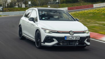 Voici la VW Golf GTI Edition 50, et elle détient déjà un record du Nürburgring Voici la VW Golf GTI Edition 50, et il détient déjà un record du Nürburgring *
