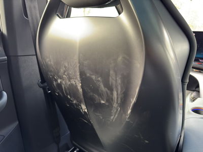 Empreintes boueuses sur la voiture