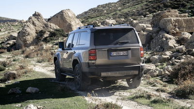 Le Toyota Land Cruiser Hybride est là, et il est toujours imparable Toyota Land Cruiser Hybrid - arrière