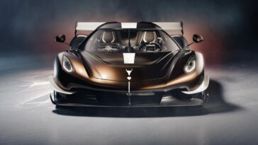 La Koenigsegg Sadair est une hypercar de 1603 ch du nom d'un cheval La lance de Koenigsegg Sadair est une hypercar de 1603 ch du nom d'un cheval