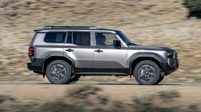 Le Toyota Land Cruiser Hybride est là, et il est toujours imparable Toyota Land Cruiser Hybrid - côté