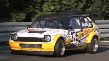 Écoutez ce monstre Insane V8 Toyota Starlet Hillclimb
