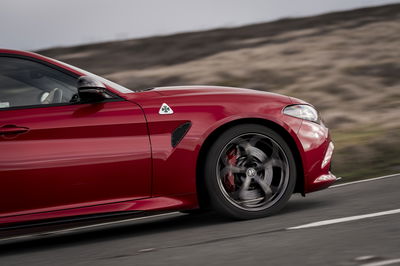 Alfa Romeo Giulia Quadrifoglio - Détail latéral, conduite