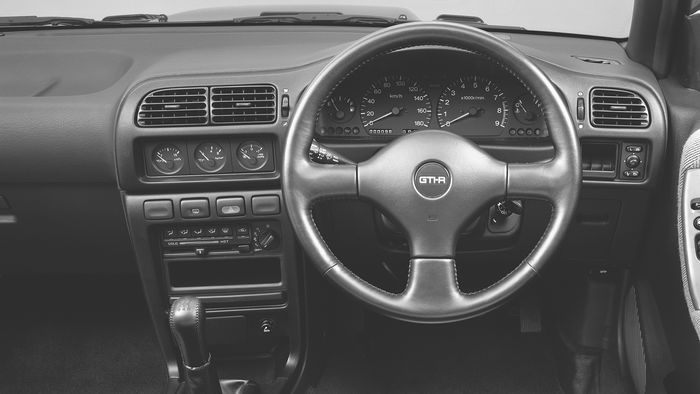 La Nissan Pulsar GTI-R était la GR Yaris avant qu'elle ne soit tendance Nissan Pulsar GTI-R, intérieur