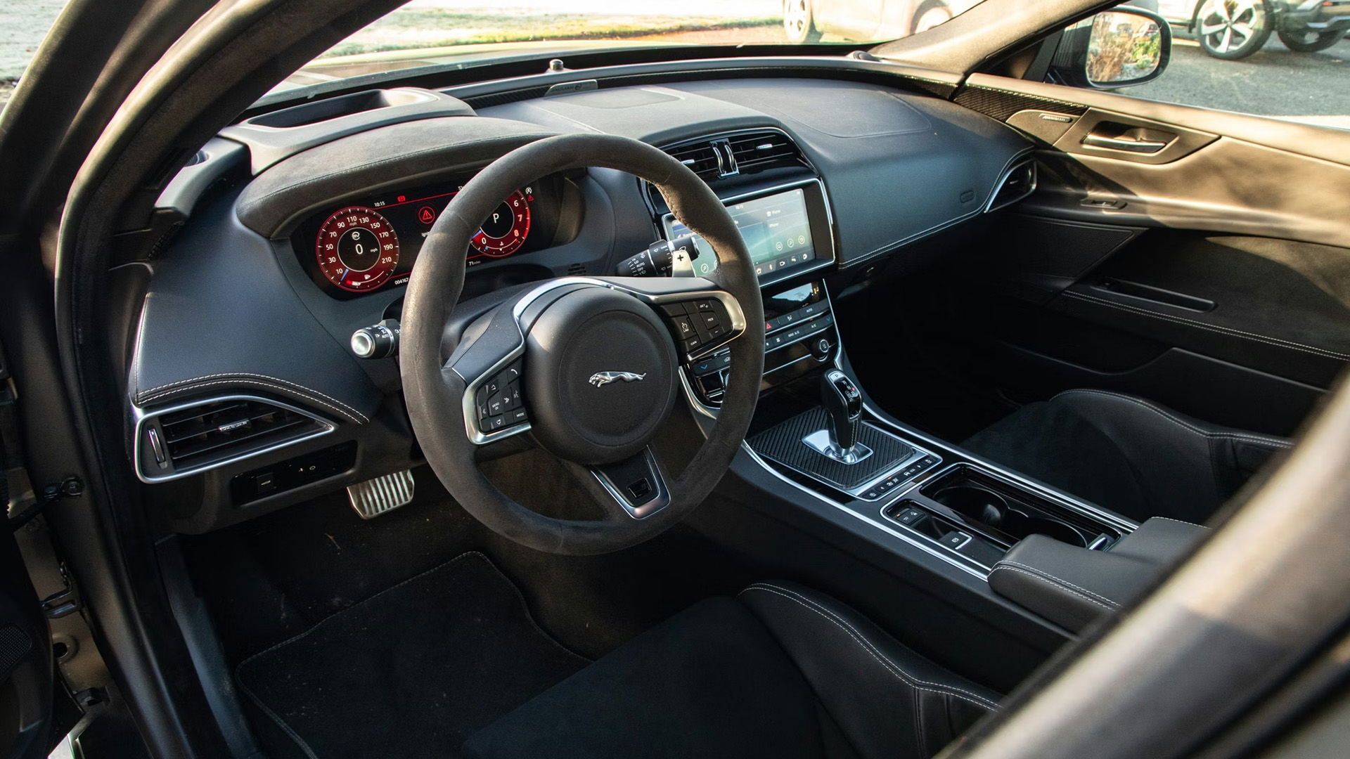 Jaguar XE SV Projet 8, intérieur