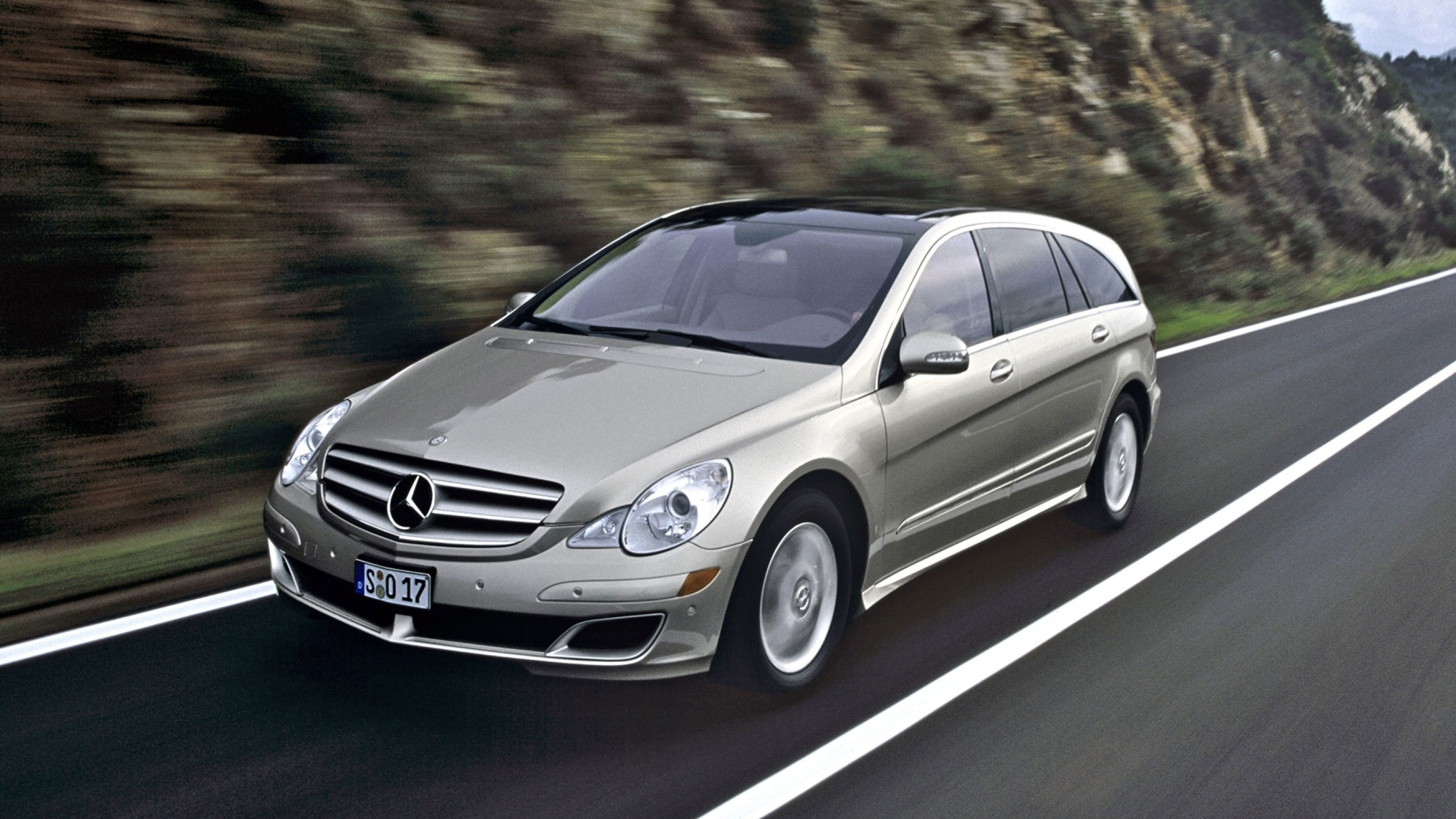 5 voitures 7 places rapides et d'occasion pour moins de 11 500 € Mercedes-Benz R500