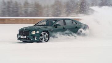 Regardez une Bentley Flying Spur établir un record du tour très spécifique