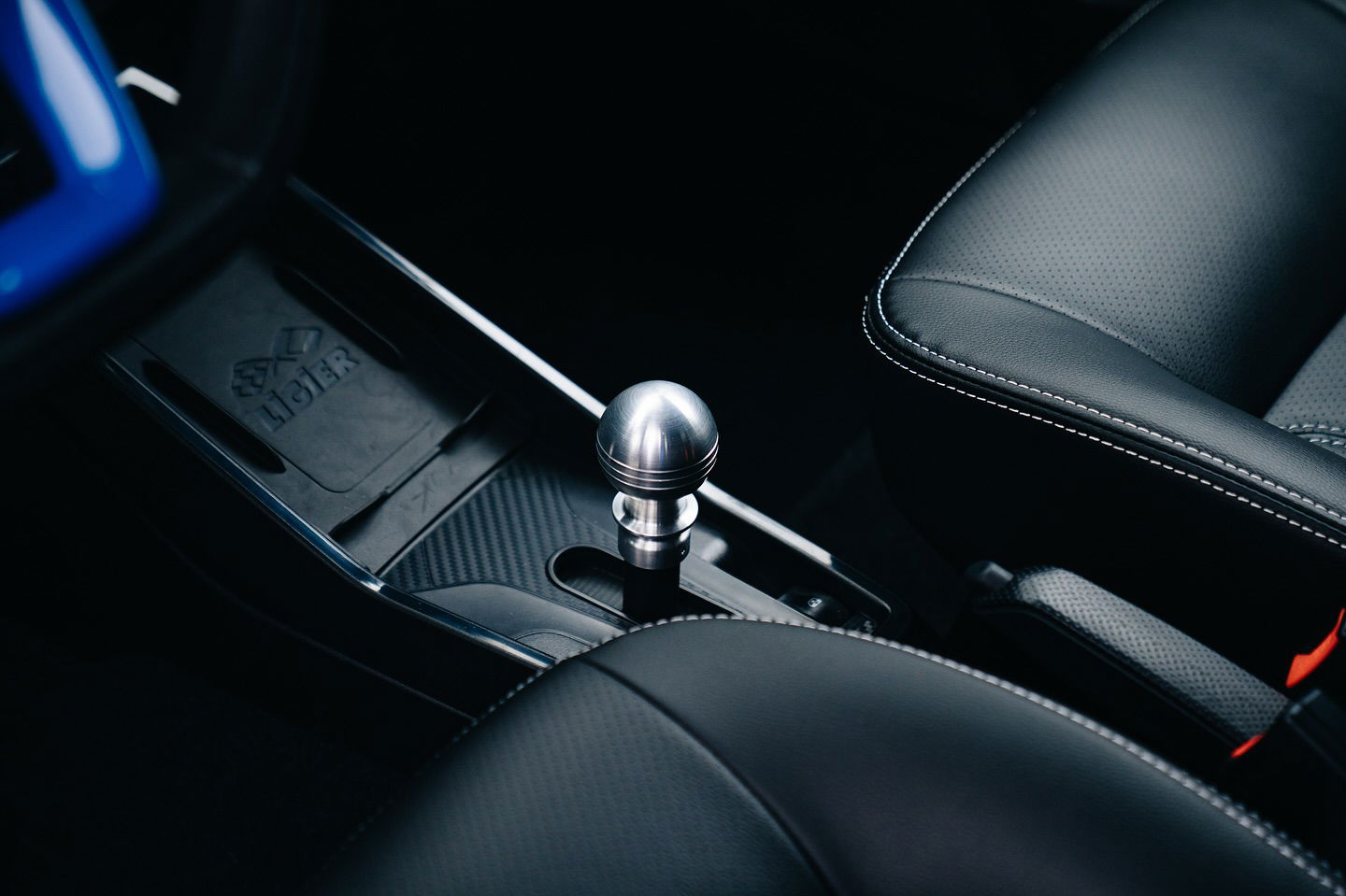 Bon au moins le levier de vitesses est 