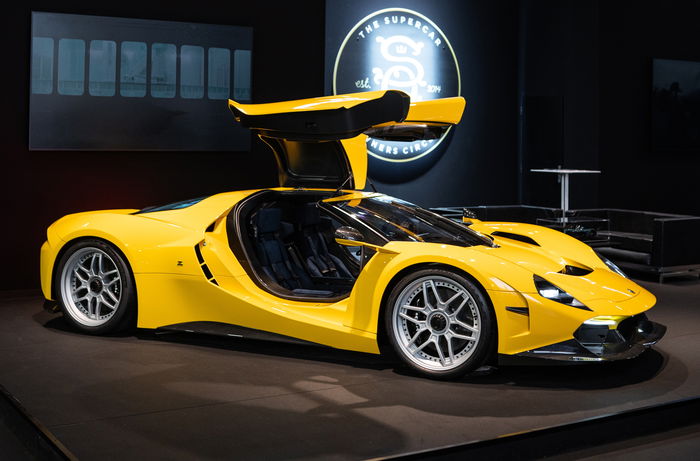 Avons-nous mentionné qu'il a des portes papillon ?