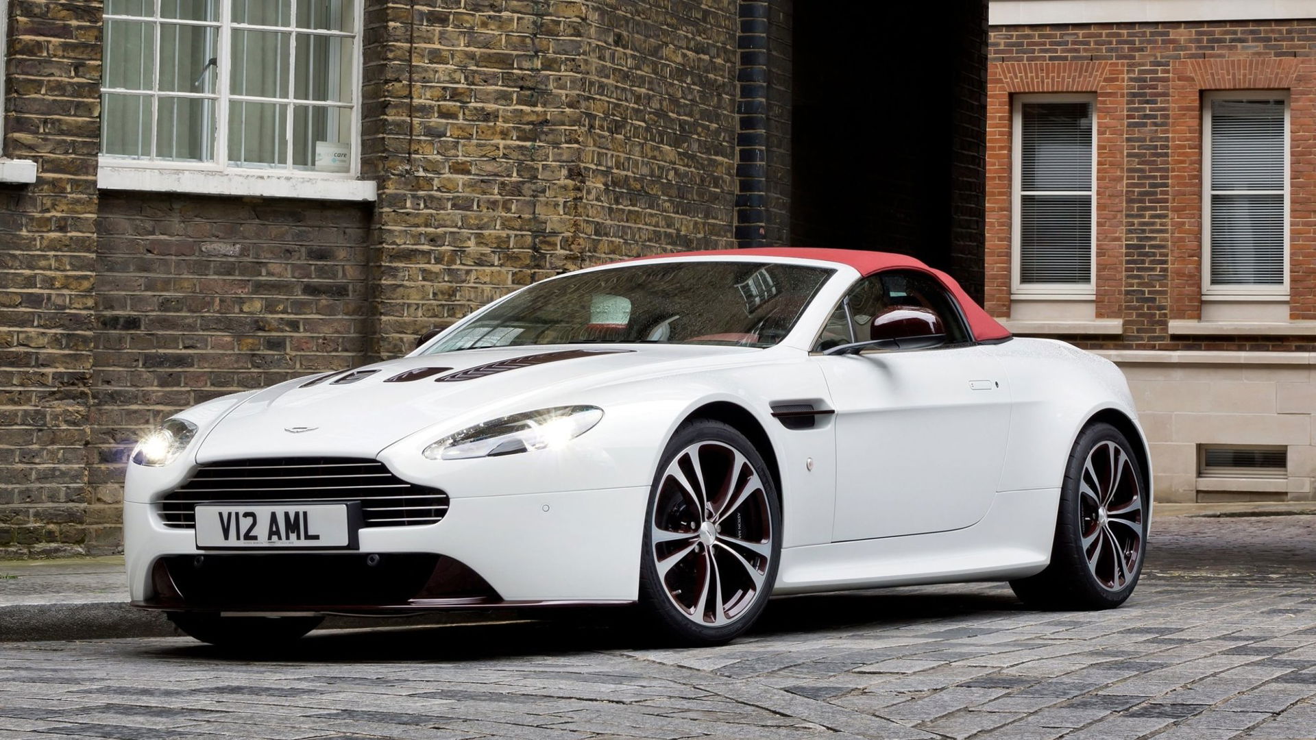 Aston Martin V12 Vantage Roadster