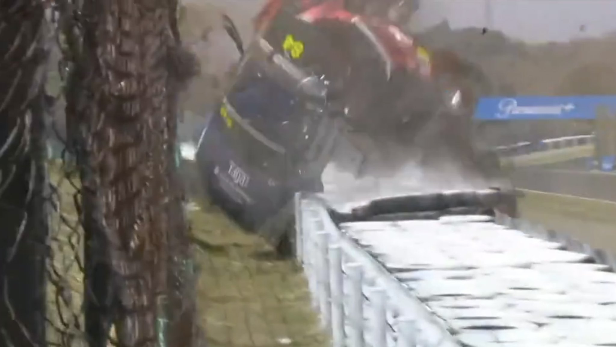 Regardez une Porsche franchir la clôture à Suzuka dans un accident terrifiant La Porsche Carrera Cup franchit la clôture lors d'un accident à Suzuka