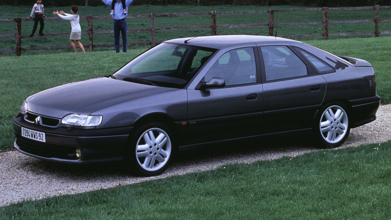 10 voitures de performance cool mais oubliées des années 1990 Renault Safrane Biturbo