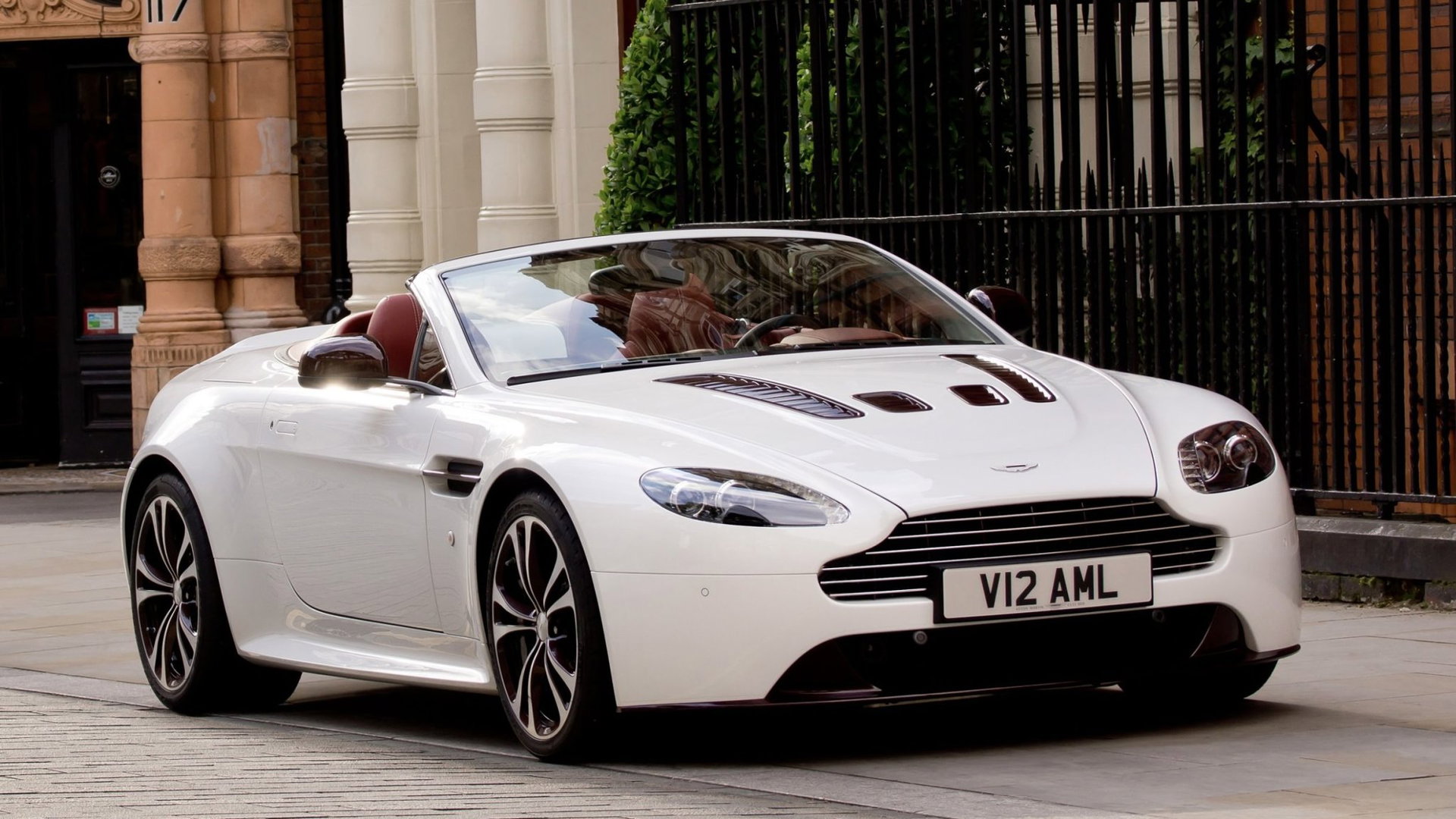 Les meilleures voitures de sport d’occasion pour tous les budgets Aston Martin V12 Vantage Roadster