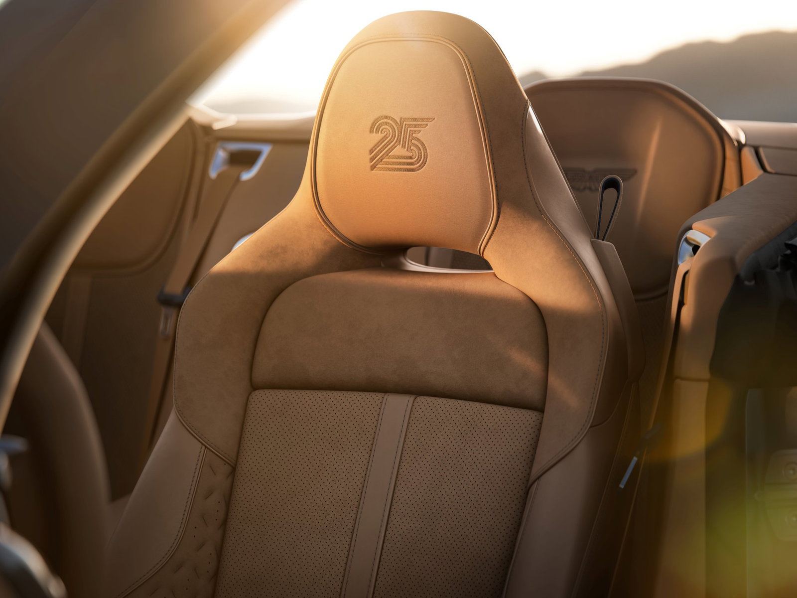 Aston Martin Vanquish célèbre ses 25 ans avec une édition spéciale Throwback Aston Martin Vanquish 25 Volante - intérieur